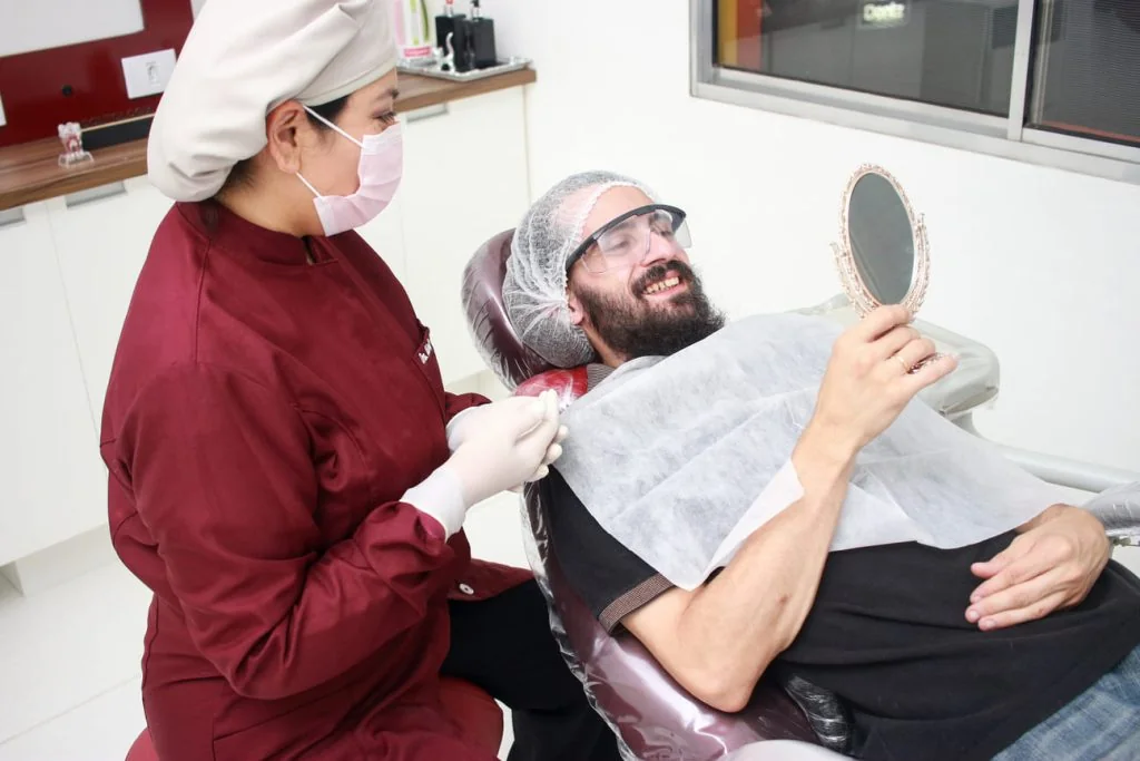 Dra. Mirelly Vargas em atendimento na Mon Lis Odontologia em Osasco